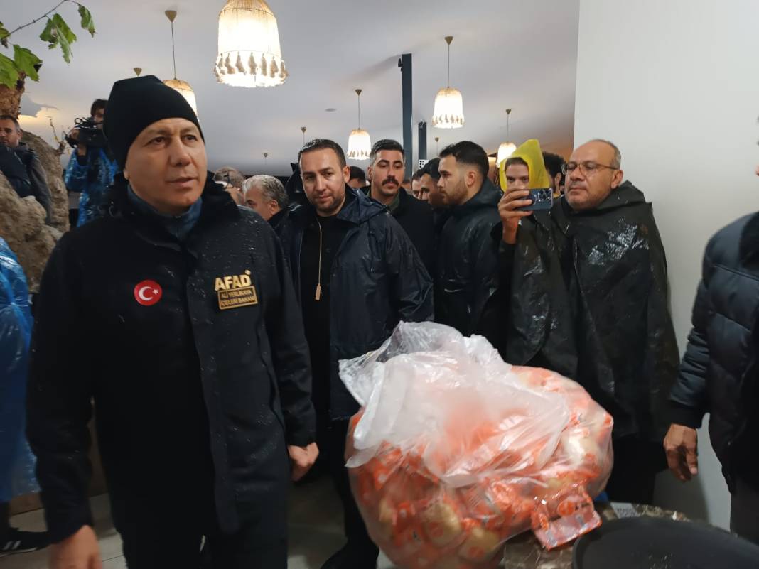 6.1’lik depremin izleri gün ağarınca ortaya çıktı 9