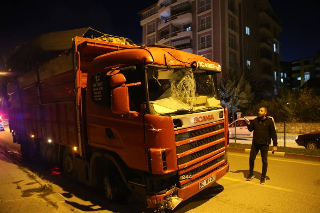 Pancar yüklü kamyon sürücüsünün ustalığı faciayı önledi 3