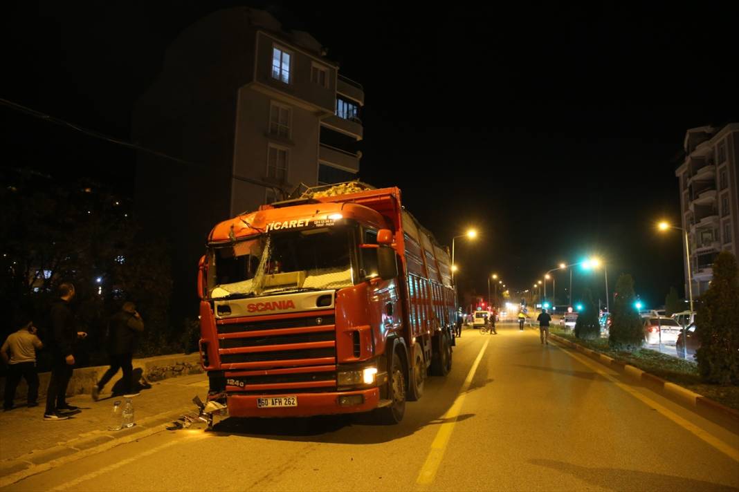 Pancar yüklü kamyon sürücüsünün ustalığı faciayı önledi 5