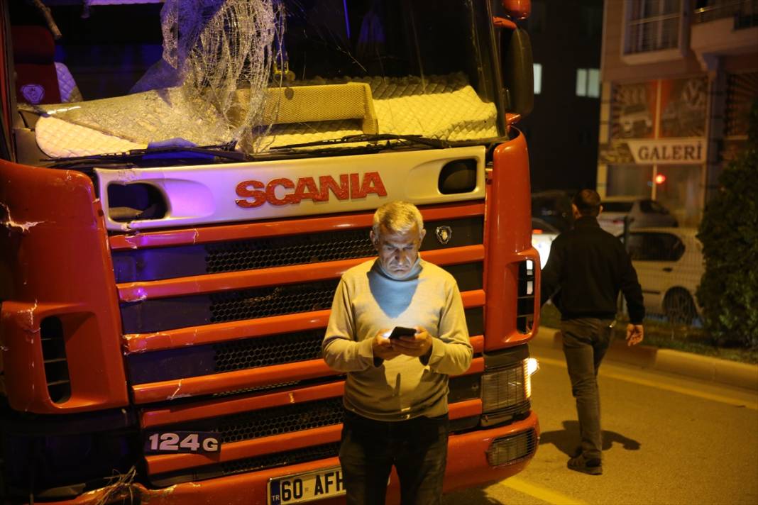 Pancar yüklü kamyon sürücüsünün ustalığı faciayı önledi 1