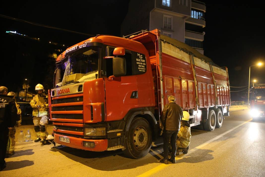 Pancar yüklü kamyon sürücüsünün ustalığı faciayı önledi 2