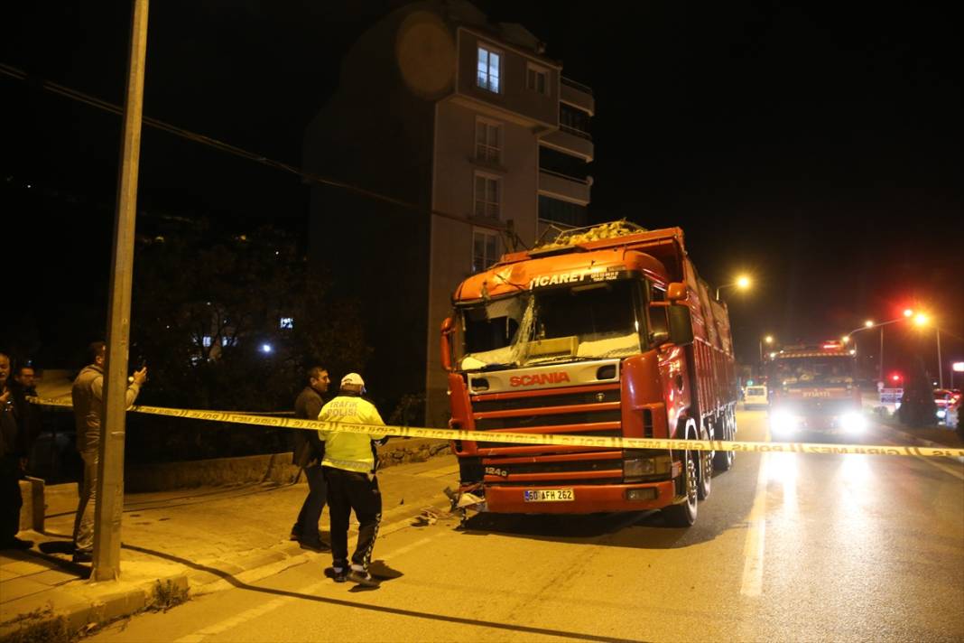 Pancar yüklü kamyon sürücüsünün ustalığı faciayı önledi 4