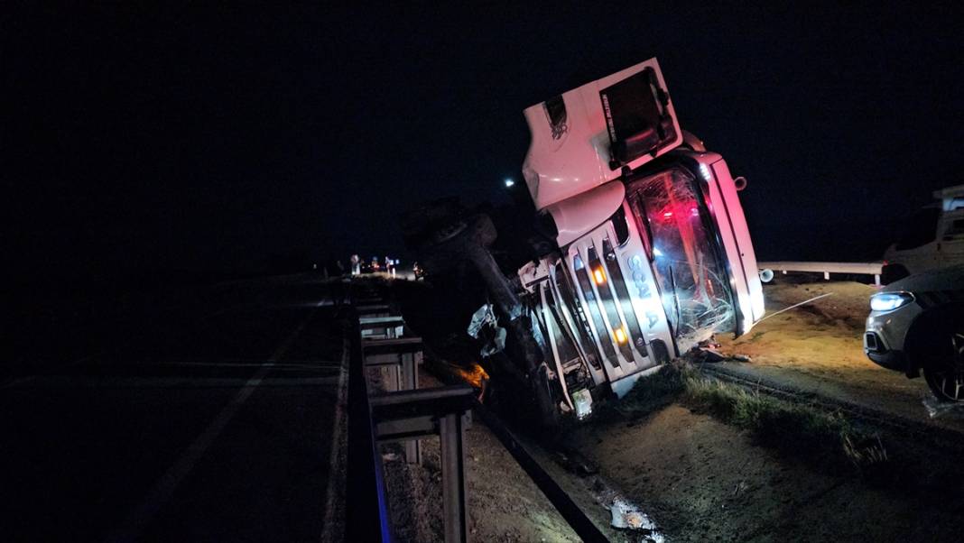 Yem yüklü TIR devrildi, trafik durdu 4