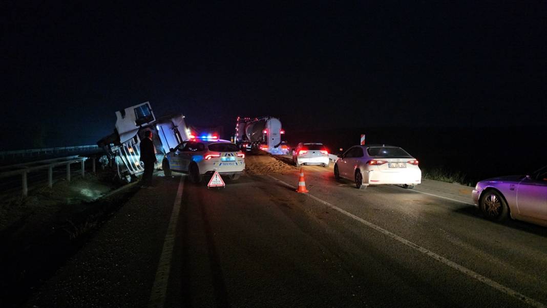 Yem yüklü TIR devrildi, trafik durdu 2