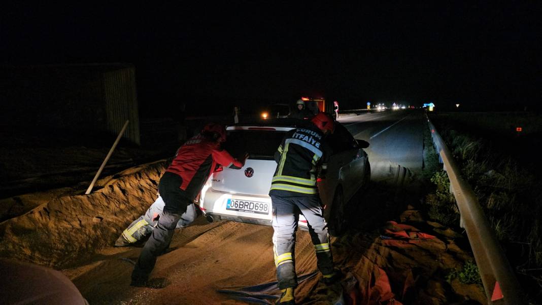 Yem yüklü TIR devrildi, trafik durdu 1