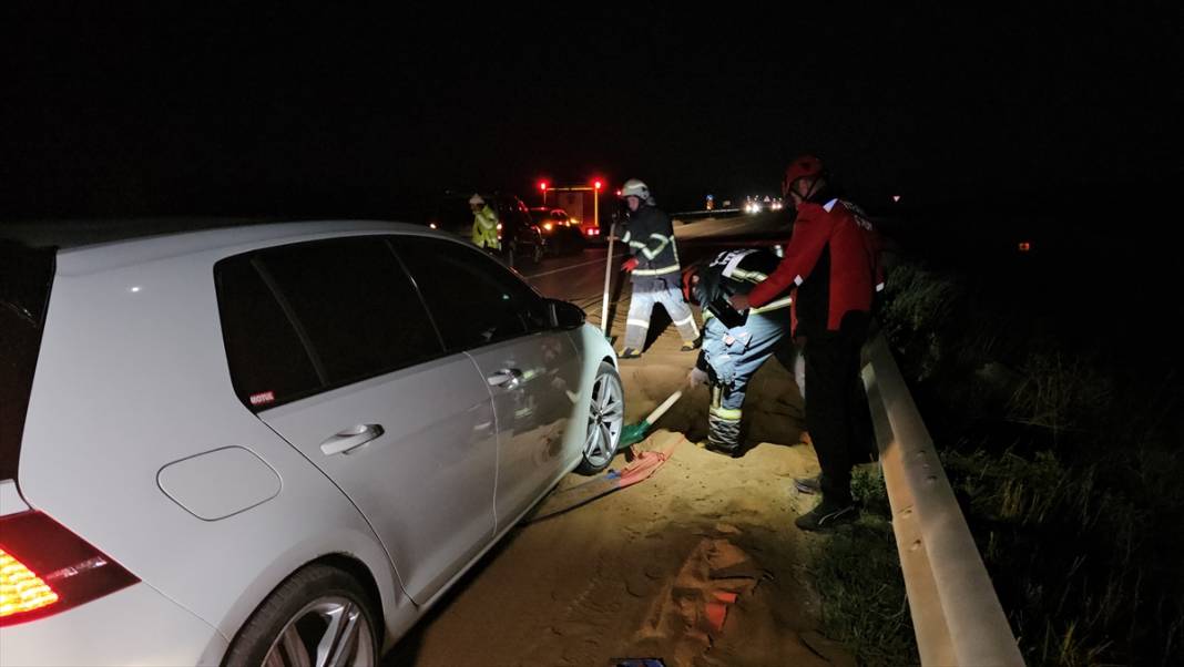 Yem yüklü TIR devrildi, trafik durdu 5