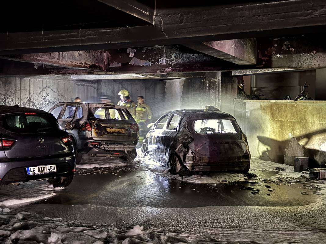 Site otoparkında arabalar alev aldı, 18 kişi dumandan etkilendi 2
