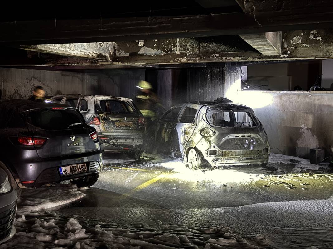 Site otoparkında arabalar alev aldı, 18 kişi dumandan etkilendi 3