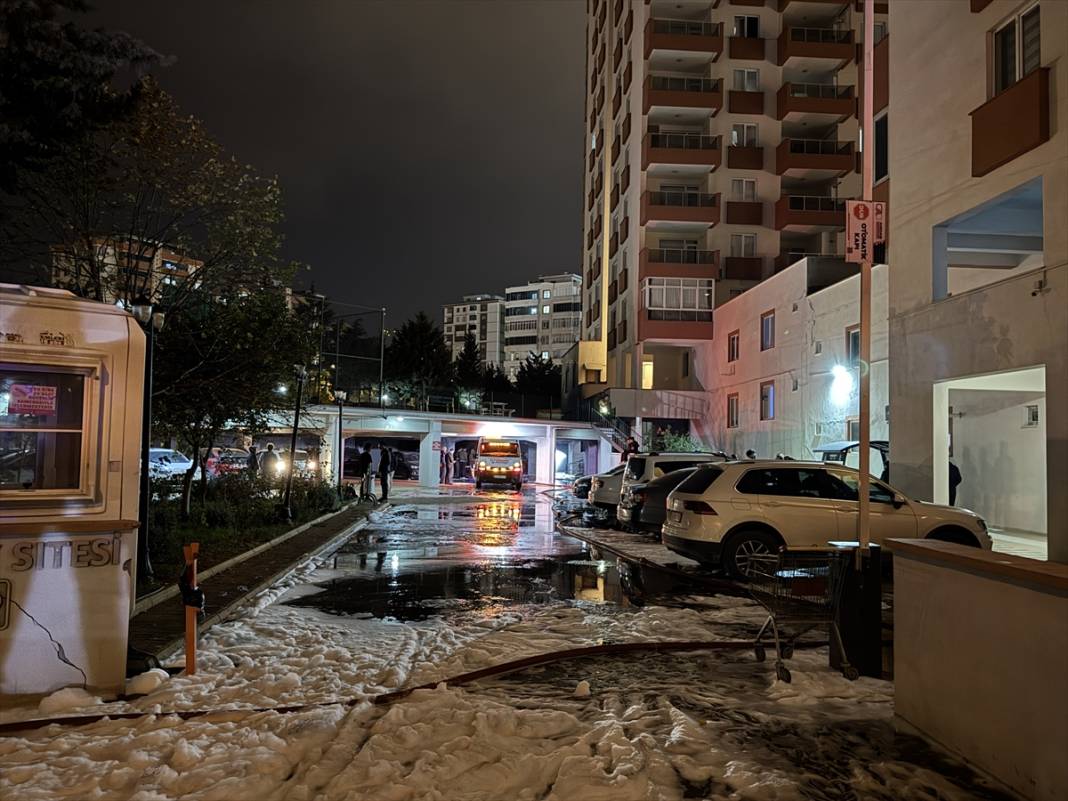 Site otoparkında arabalar alev aldı, 18 kişi dumandan etkilendi 4