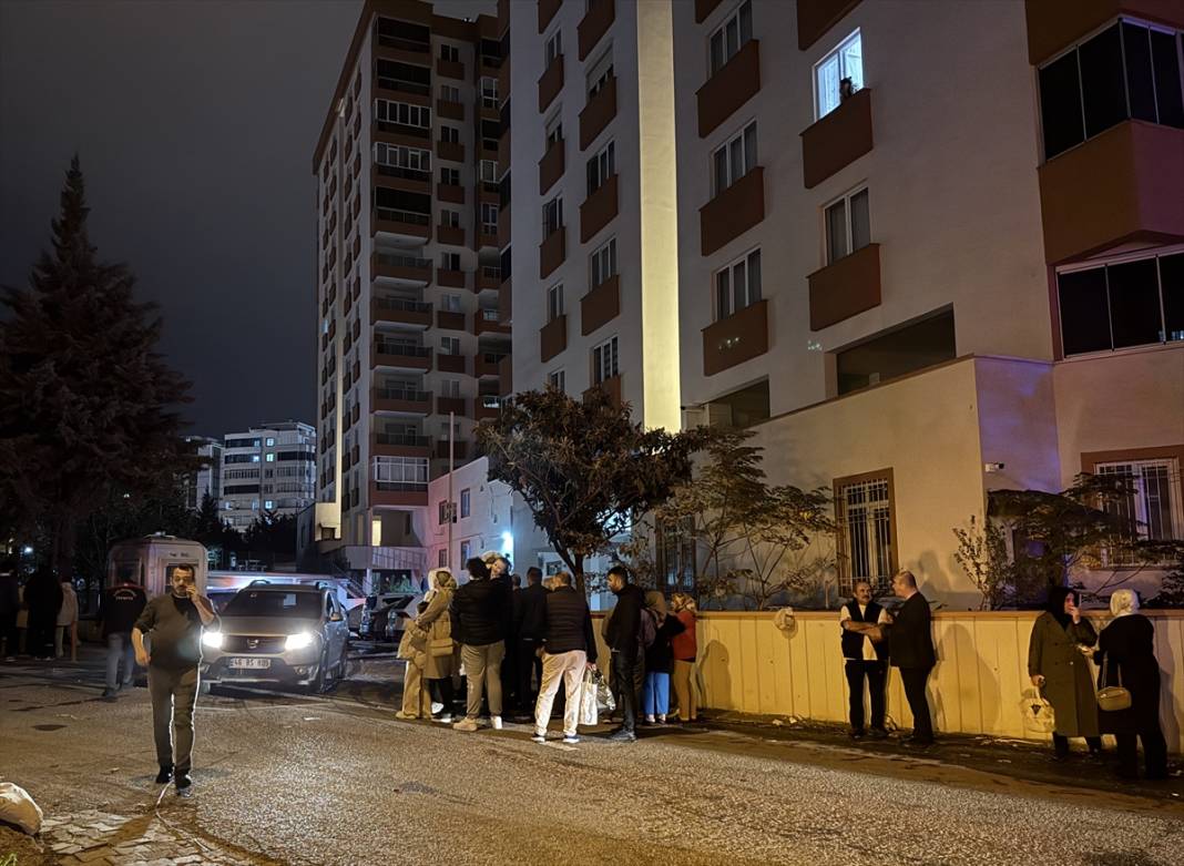 Site otoparkında arabalar alev aldı, 18 kişi dumandan etkilendi 5