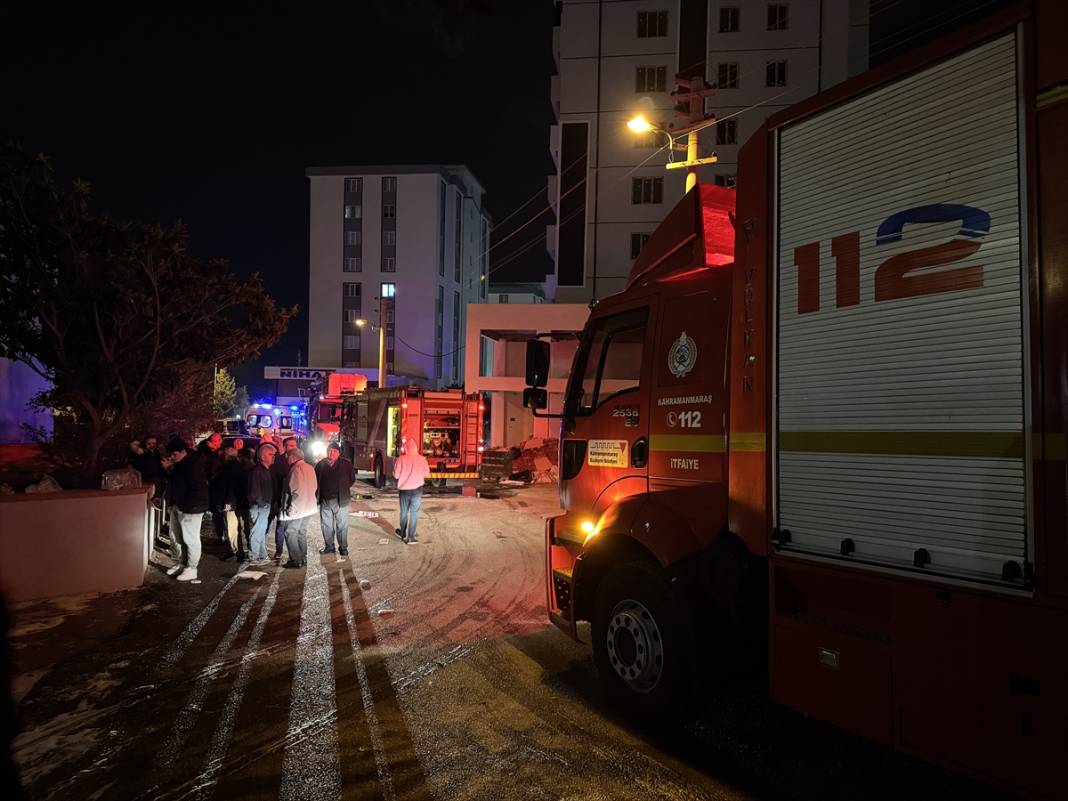 Site otoparkında arabalar alev aldı, 18 kişi dumandan etkilendi 6