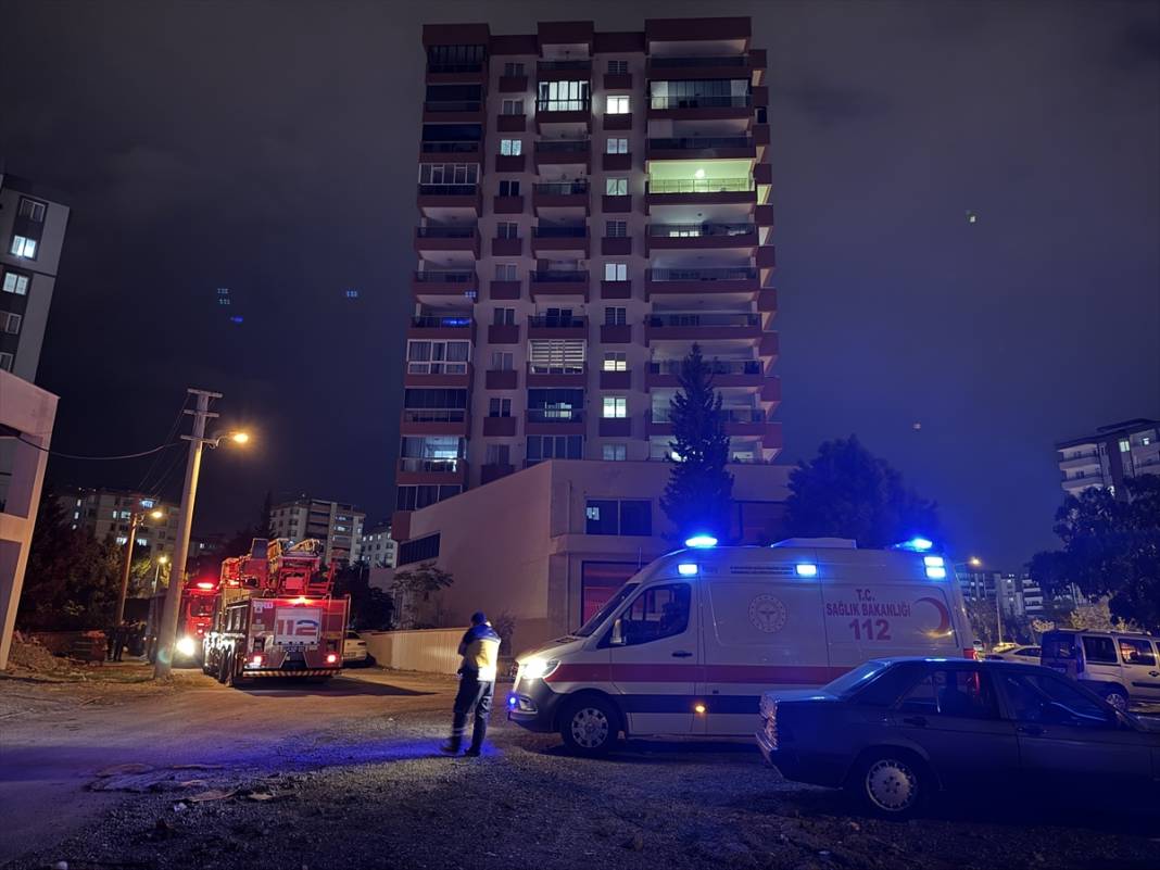 Site otoparkında arabalar alev aldı, 18 kişi dumandan etkilendi 1