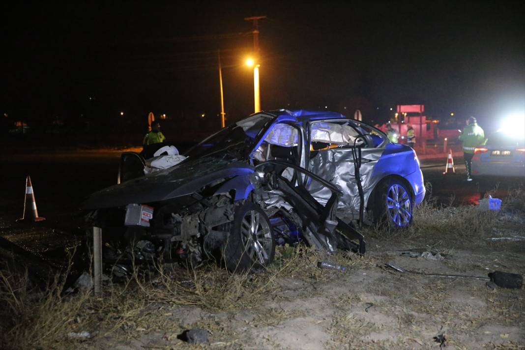 İki otomobil çarpıştı, yol savaş alanına döndü! 3 ölü, 6 yaralı var 7