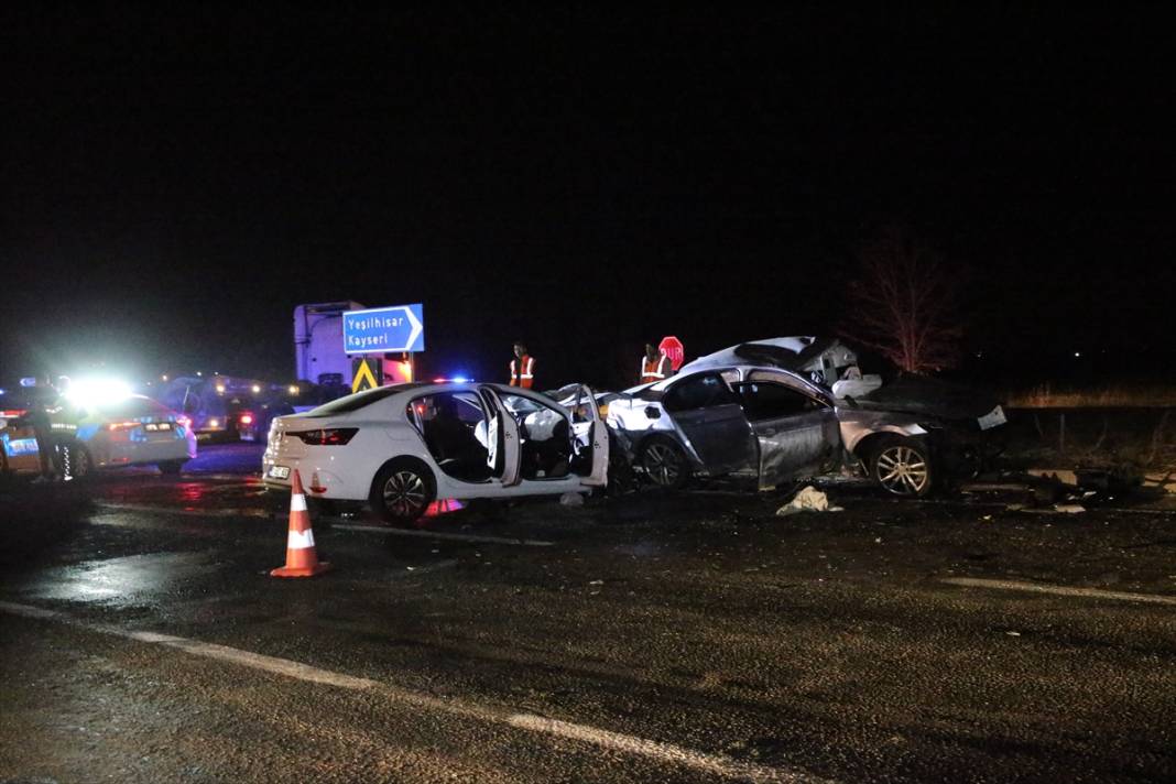 İki otomobil çarpıştı, yol savaş alanına döndü! 3 ölü, 6 yaralı var 5