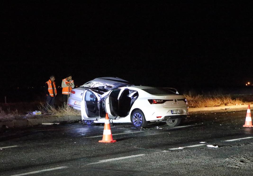 İki otomobil çarpıştı, yol savaş alanına döndü! 3 ölü, 6 yaralı var 6
