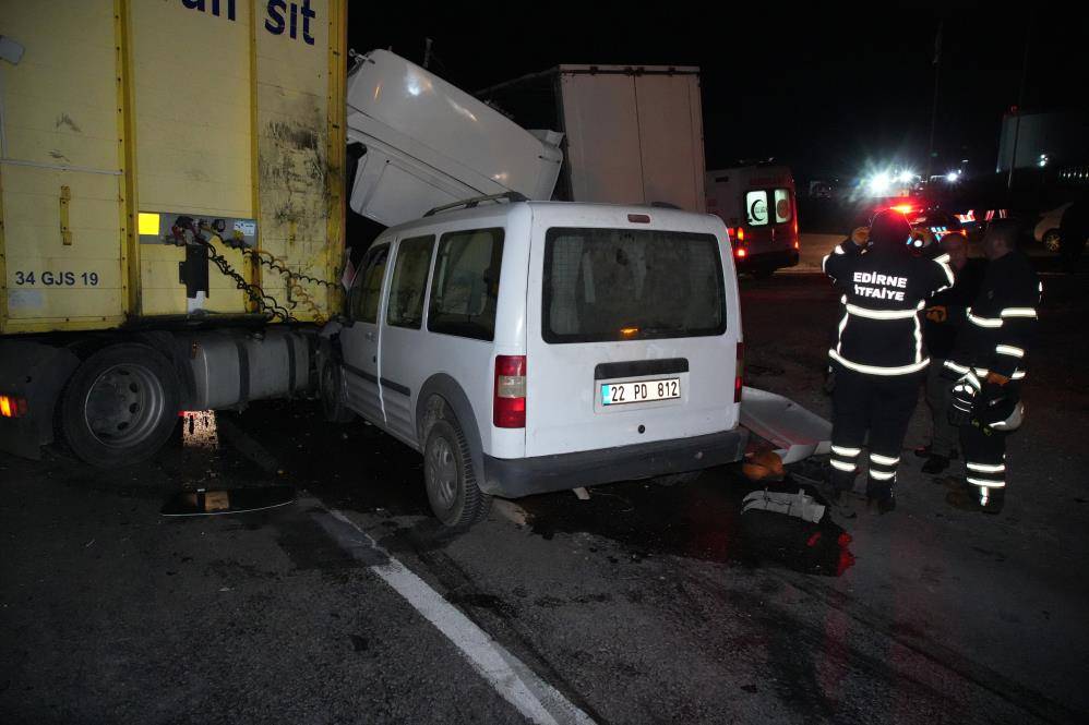 2 TIR ile 3 otomobil çarpıştı! Ölü ve yaralılar var 1