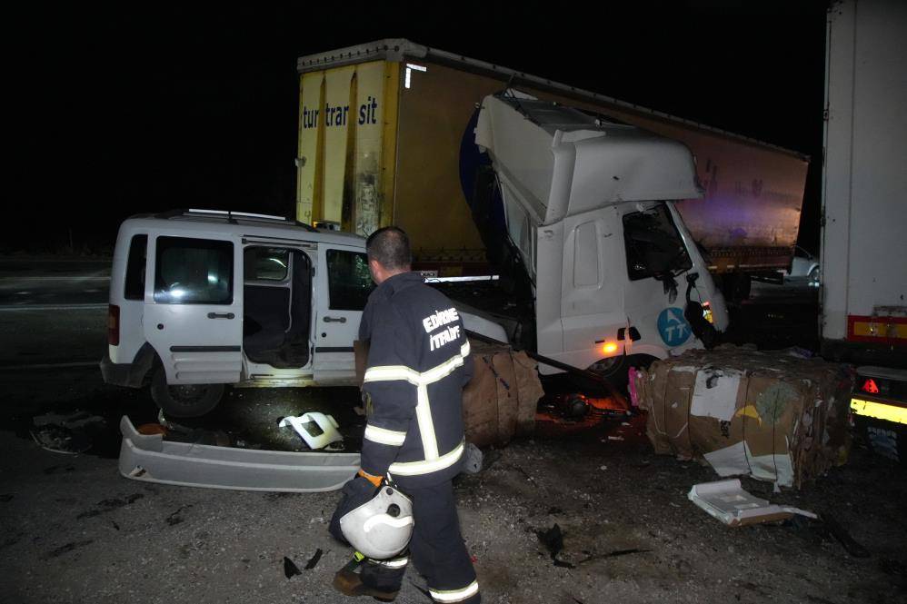 2 TIR ile 3 otomobil çarpıştı! Ölü ve yaralılar var 4