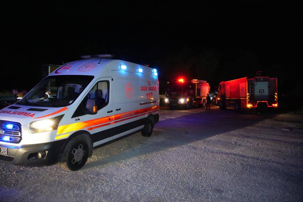 2 TIR ile 3 otomobil çarpıştı! Ölü ve yaralılar var 2