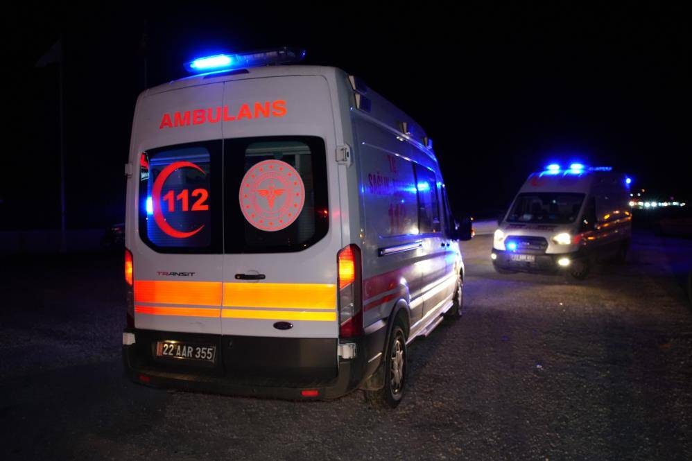 2 TIR ile 3 otomobil çarpıştı! Ölü ve yaralılar var 6