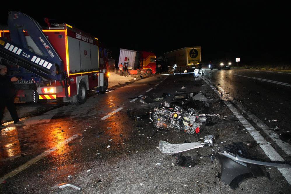 2 TIR ile 3 otomobil çarpıştı! Ölü ve yaralılar var 5