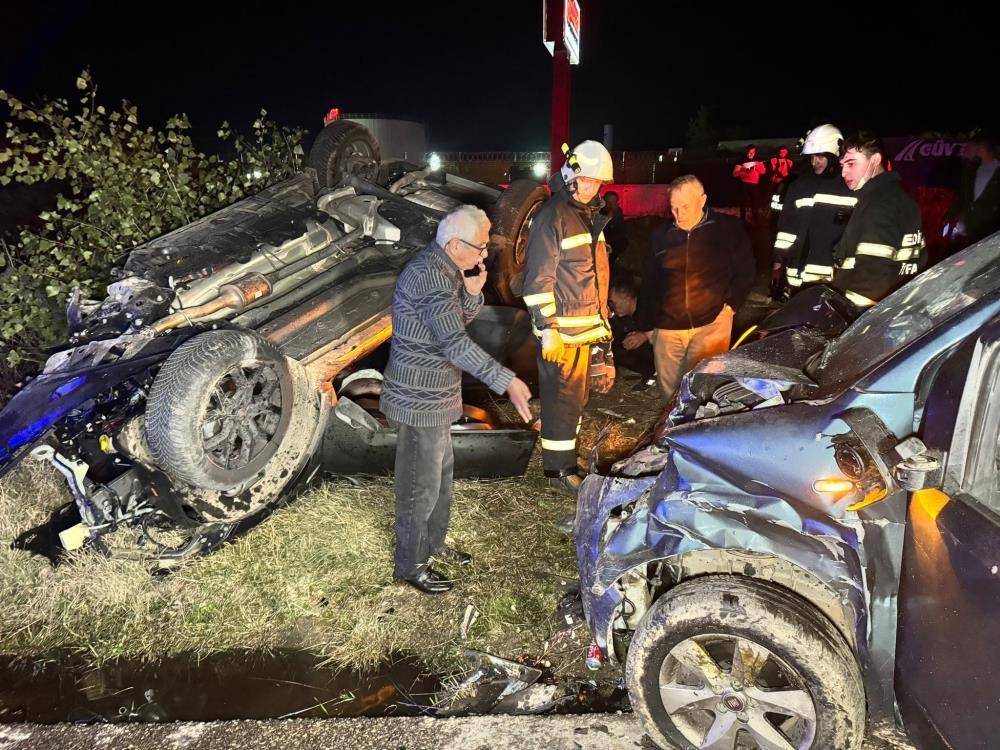 2 TIR ile 3 otomobil çarpıştı! Ölü ve yaralılar var 7