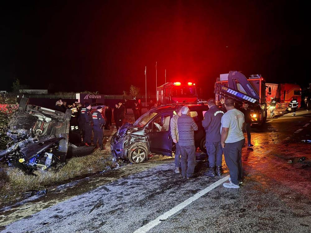 2 TIR ile 3 otomobil çarpıştı! Ölü ve yaralılar var 8