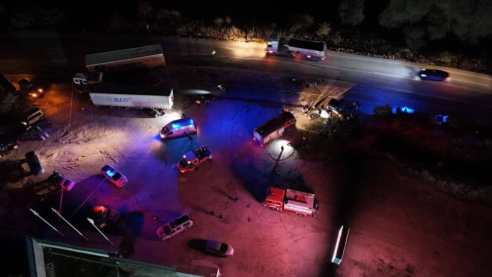 2 TIR ile 3 otomobil çarpıştı! Ölü ve yaralılar var 9