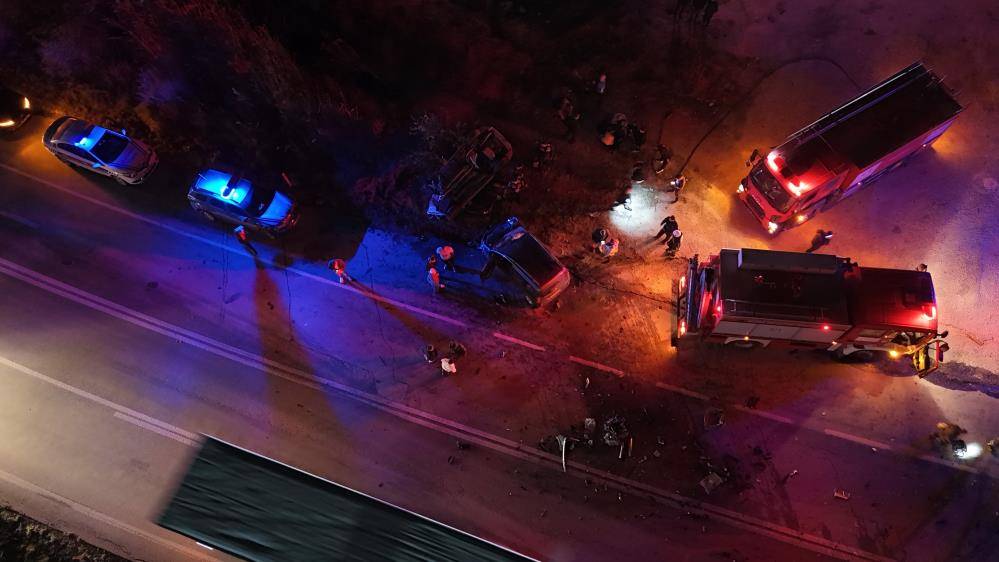 2 TIR ile 3 otomobil çarpıştı! Ölü ve yaralılar var 10