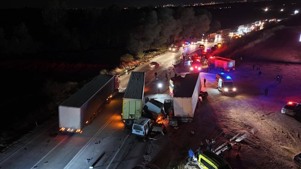 2 TIR ile 3 otomobil çarpıştı! Ölü ve yaralılar var 11