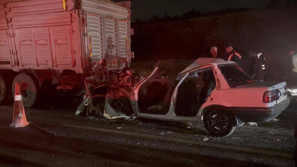 Kamyona çarpan bu otomobil 3 kişiye mezar oldu 6