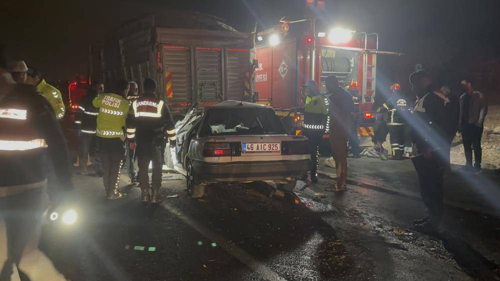 Kamyona çarpan bu otomobil 3 kişiye mezar oldu 3