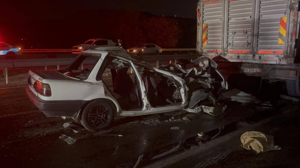 Kamyona çarpan bu otomobil 3 kişiye mezar oldu 4