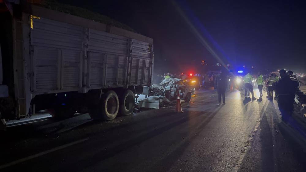 Kamyona çarpan bu otomobil 3 kişiye mezar oldu 5