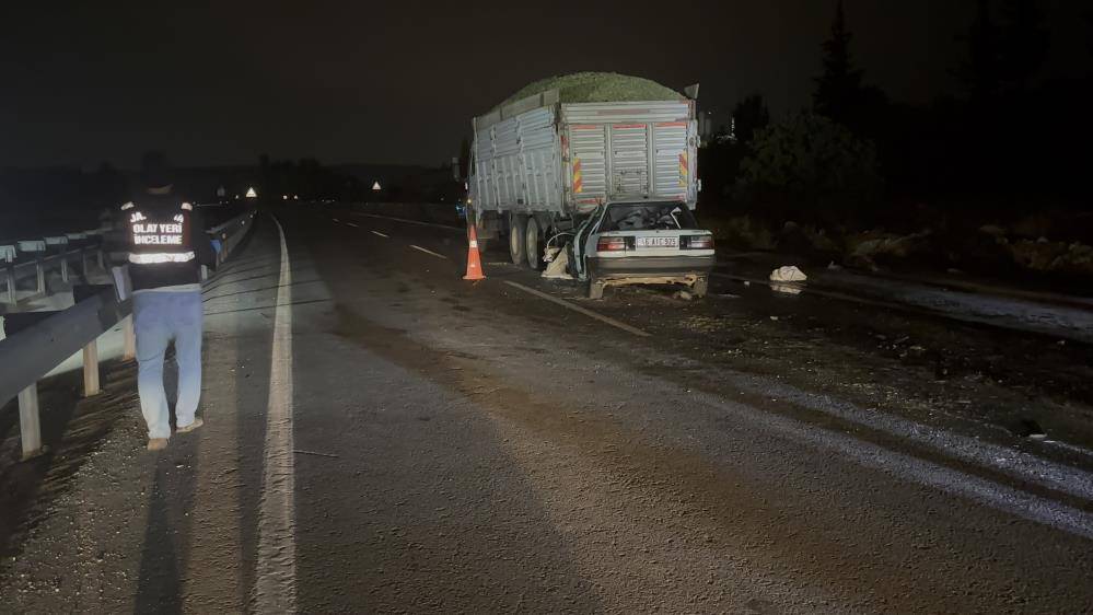 Kamyona çarpan bu otomobil 3 kişiye mezar oldu 2
