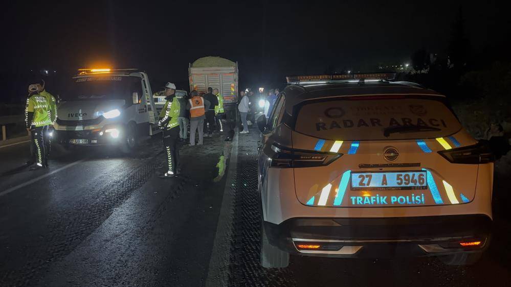 Kamyona çarpan bu otomobil 3 kişiye mezar oldu 1