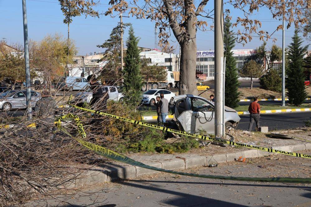 Üçü de 15 yaşındaydı! Otomobil ikiye bölündü, 2’si öldü 11