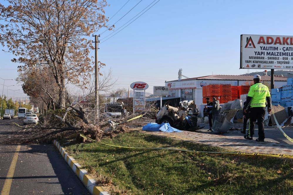 Üçü de 15 yaşındaydı! Otomobil ikiye bölündü, 2’si öldü 14