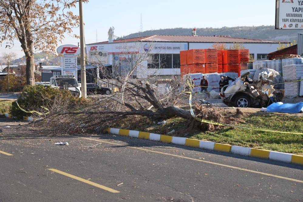 Üçü de 15 yaşındaydı! Otomobil ikiye bölündü, 2’si öldü 8