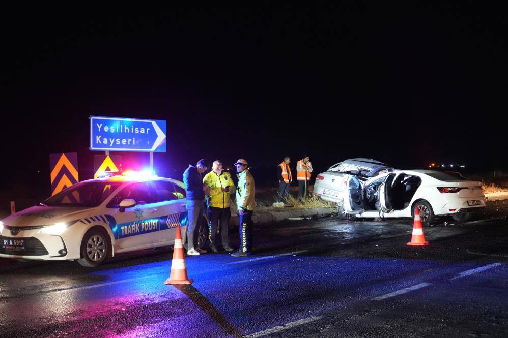 İki otomobil çarpıştı, yol savaş alanına döndü! 3 ölü, 6 yaralı var 3