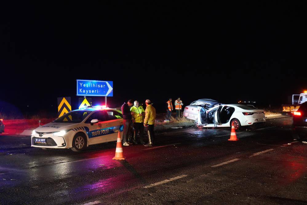 İki otomobil çarpıştı, yol savaş alanına döndü! 3 ölü, 6 yaralı var 4
