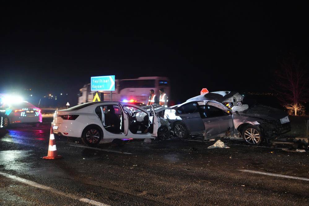 İki otomobil çarpıştı, yol savaş alanına döndü! 3 ölü, 6 yaralı var 9