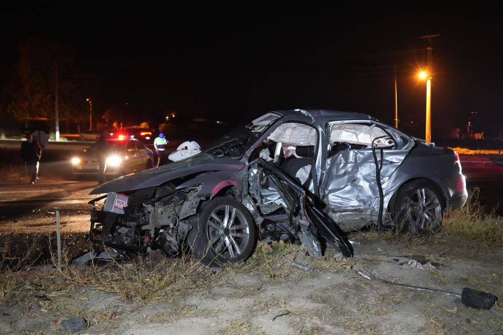 İki otomobil çarpıştı, yol savaş alanına döndü! 3 ölü, 6 yaralı var 10