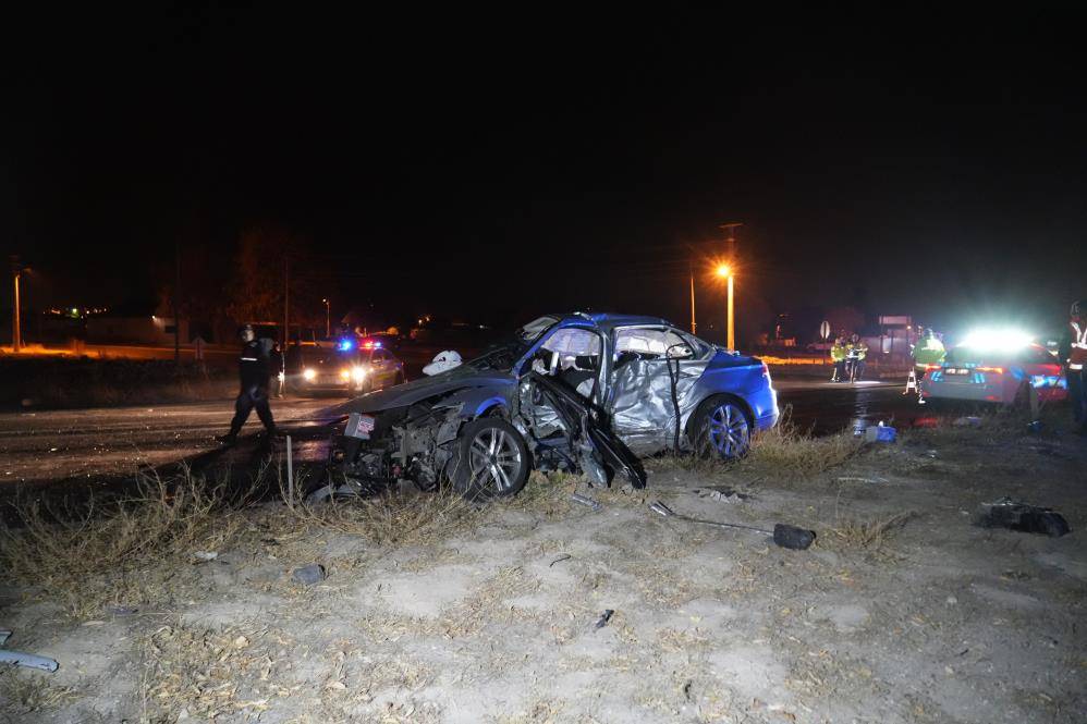 İki otomobil çarpıştı, yol savaş alanına döndü! 3 ölü, 6 yaralı var 11