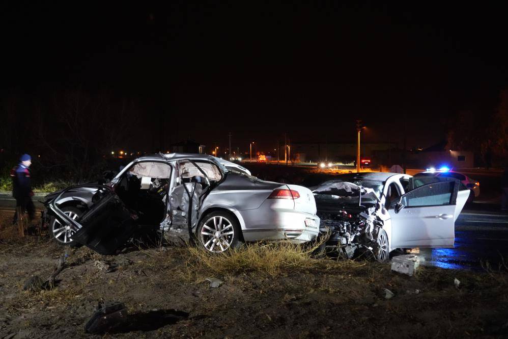 İki otomobil çarpıştı, yol savaş alanına döndü! 3 ölü, 6 yaralı var 1