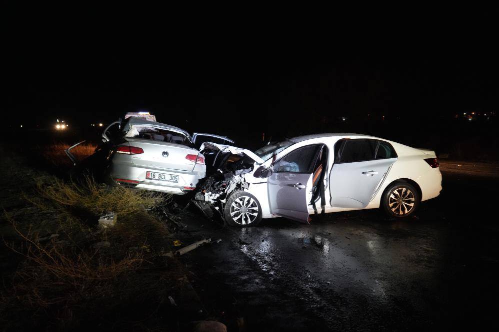 İki otomobil çarpıştı, yol savaş alanına döndü! 3 ölü, 6 yaralı var 2