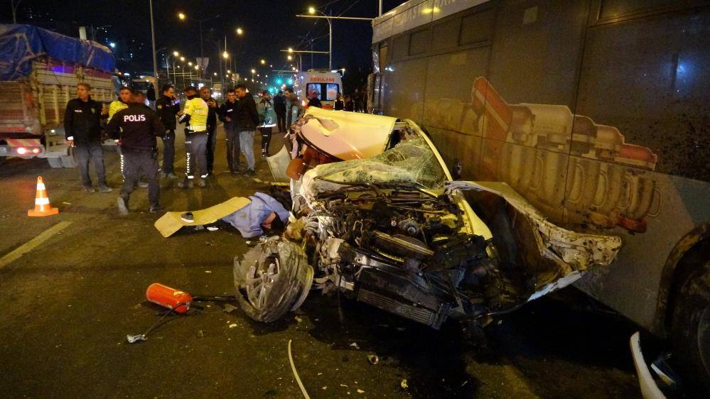 Otomobil, otobüs ve TIR çarpıştı: 2 ölü, 3 yaralı 12