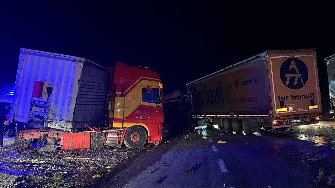 2 TIR ile 3 otomobil çarpıştı! Ölü ve yaralılar var 14