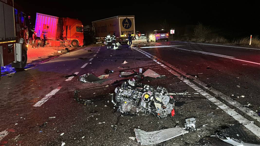 2 TIR ile 3 otomobil çarpıştı! Ölü ve yaralılar var 13