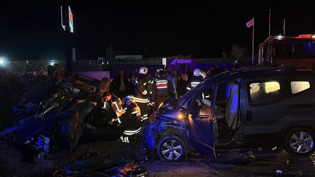 2 TIR ile 3 otomobil çarpıştı! Ölü ve yaralılar var 19