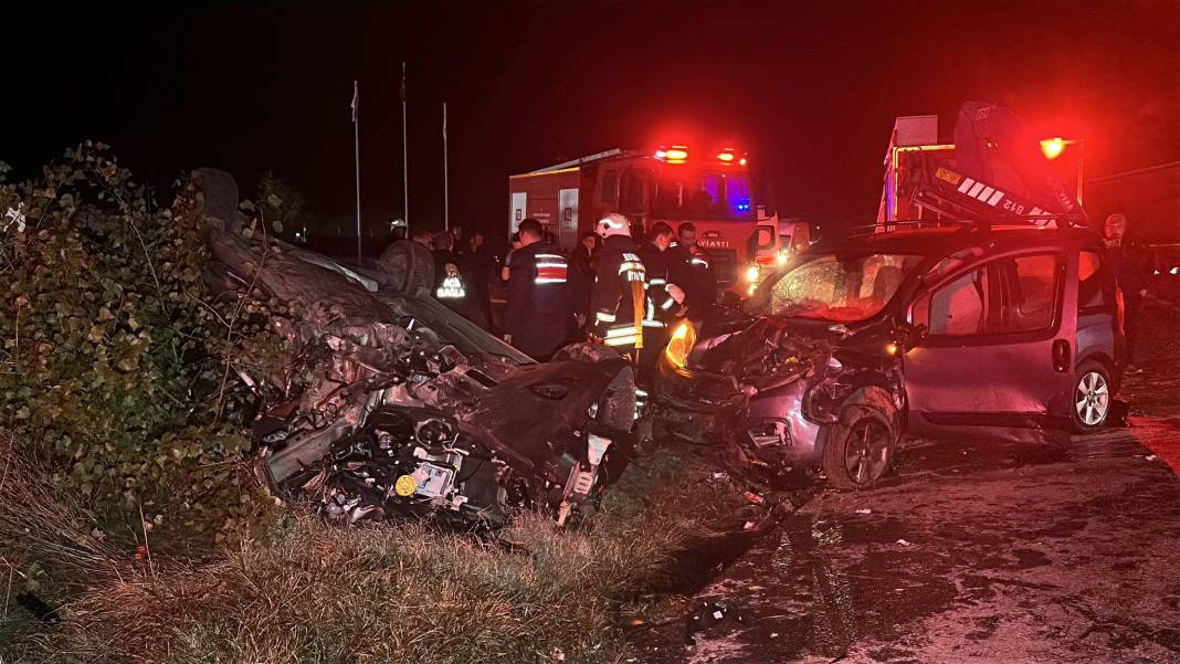 2 TIR ile 3 otomobil çarpıştı! Ölü ve yaralılar var 16